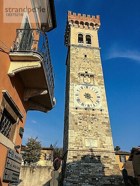 Campanile Uhrenturm Torre Civica Torre Maestra aus Mittelalter in historische Altstadt von Lonato del Garda  Lonato del Garda  Provinz Brescia  Lombardei  Italien  Europa