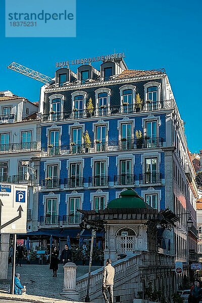 Häuserfronten  enge Straßen  Gassen und Treppen  in einer Historischen Altstadt. schöner Urbaner Ort  Blue Liberdade Hotel am Morgen in der hauptstadt Lissabon  Portugal  Europa