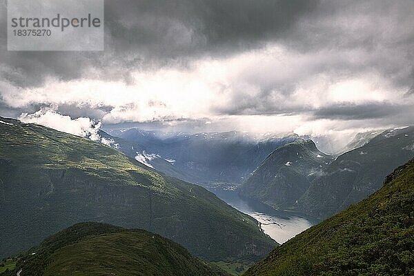 Blick vom Berg über den Aurlandsfjord in Norwegen