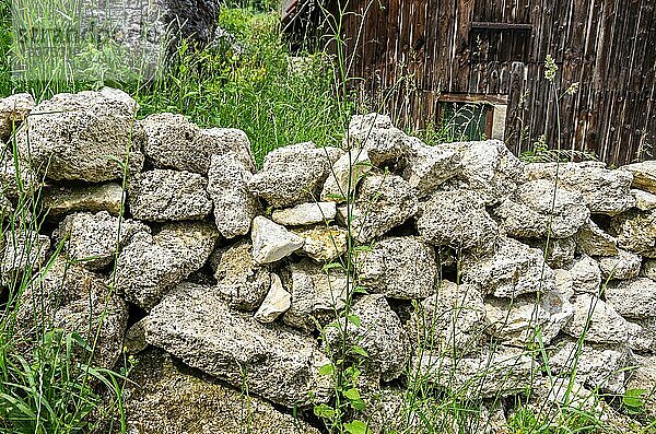 Struktur einer Steinmauer am Beispiel einer solchen in einem Vorgarten einer Hütte auf der Schwäbischen Alb bei Bad Urach  Baden-Württemberg  Deutschland  Europa