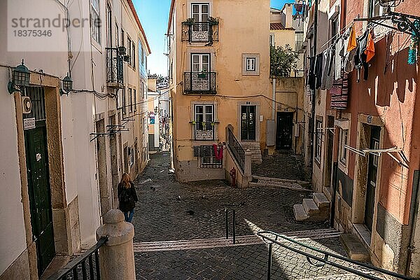 Häuserfronten  enge Straßen  Gassen und Treppen  in einer Historischen Altstadt. schöner Urbaner Ort  Alfama am Morgen in der hauptstadt Lissabon  Portugal  Europa