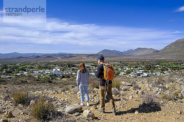Wanderer auf dem Gordon Koppie Trail  über Prince Albert auf die Karoo Wüste und die Swartberge  Westkap  Western Cape  Südafrika