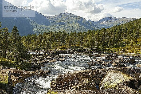 Der Fluss vom Wasserfall Likholefossen in der Gemeinde Gaular  Norwegen  Europa