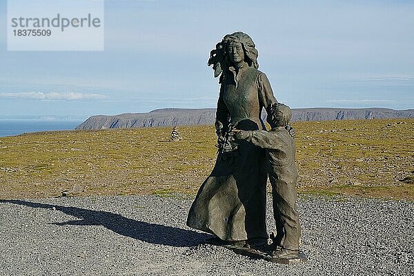 Figur mit Mutter und Kind auf dem Nordkapplateau  Kommune Nordkapp  Finnmark  Norwegen  Europa