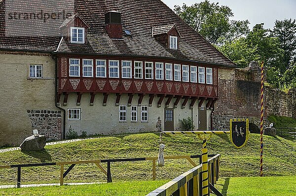 Burg Stargard  eine mittelalterliche Höhenburg des 12. Jahrhunderts  in Burg Stargard  Mecklenburg-Vorpommern  Deutschland  Europa