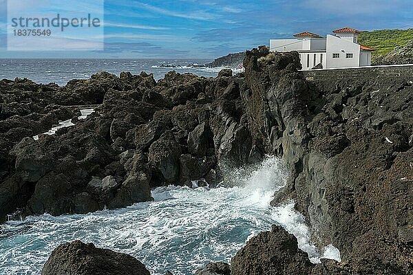 Wohnhaus am Meer Lavaklippen Insel Faial Azoren Portugal