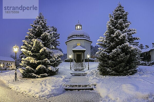 Stille Nacht Kapelle im Winter  Nachtaufnahme mit Schnee  Oberndorf  Salzburg