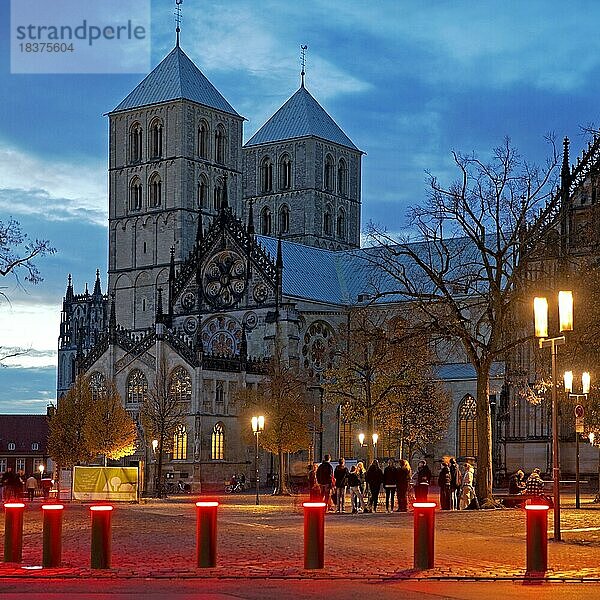 Rot leuchtende Poller auf dem Domplatz mit St.-Paulus-Dom  Münster  Nordrhein-Westfalen  Deutschland  Europa