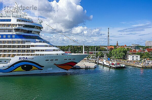 Das Kreuzfahrtschiff AIDAmar an der Kaimauer des Warnemünde Cruise Center im Hafen von Rostock-Warnemünde  Mecklenburg-Vorpommern  Deutschland  Europa  6. August 2016  Europa