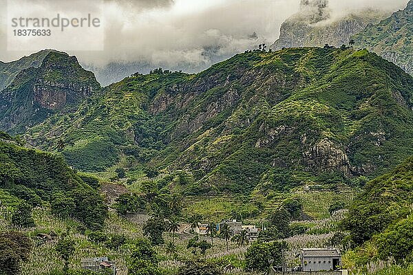 Berglandschaft mit Gebäuden Insel Santo Antao Kapverden