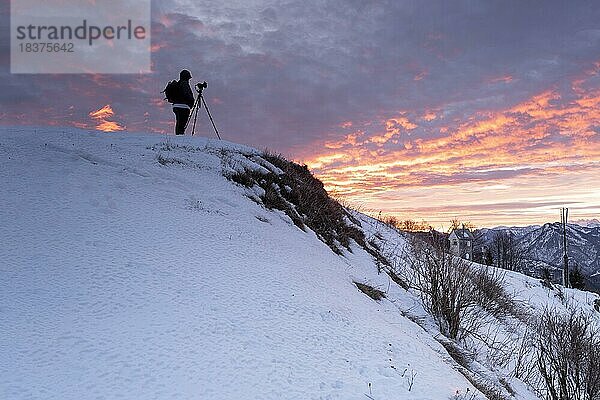 Fotograf beim Fotografieren  Sonnenaufgang  Schnee  Gaisberg  Flachgau  Salzburg  Österreich  Europa