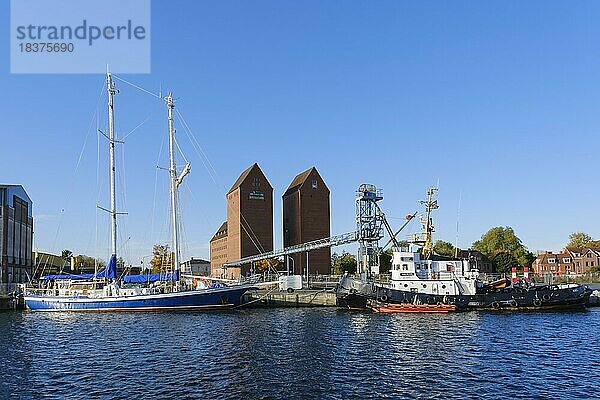 Getreidespeicher und Schiffe am Hafen  Neustadt in Holstein  Ostsee  Schleswig-Holstein  Deutschland  Europa