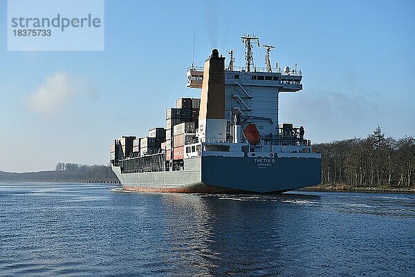 Containerschiff Thetis D fährt im Nord-Ostsee-Kanal  Schleswig-Holstein  Deutschland  Europa