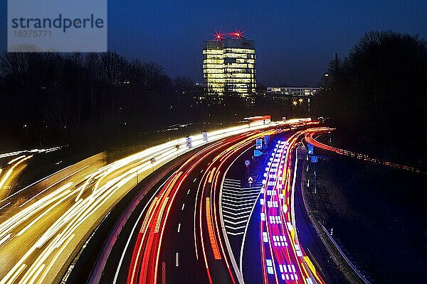 Lichtspuren auf der Autobahn A 52 und die E.ON SE Konzernzentrale am Abend  Essen  Ruhrgebiet  Nordrhein-Westfalen  Deutschland  Europa