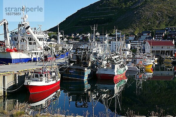 Hafen mit kleinen Fischerbooten  die sich im ruhigen Wasser spiegeln  Honningsvag  Finnmark  Nordkap  Norwegen  Europa