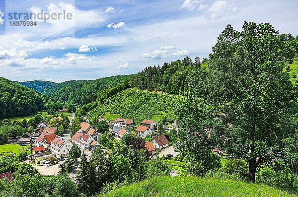Blick über das Dorf Seeburg auf der Schwäbischen Alb zwischen Bad Urach und Münsingen  Baden-Württemberg  Deutschland  Europa