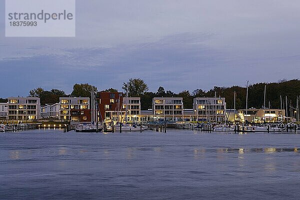 Yachthafen und beleuchtete moderne Gebäude am Priwall  Blaue Stunde  Priwall  Travemünde  Lübeck  Ostsee  Schleswig-Holstein  Deutschland  Europa