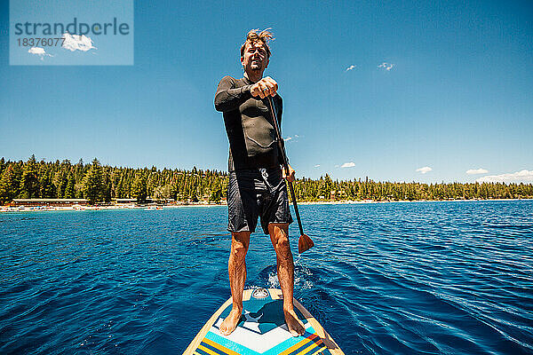 USA  Kalifornien  Mann beim Paddeln auf dem Lake Tahoe