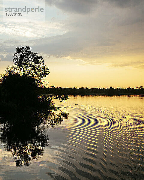 Südafrika  Marakele-Nationalpark  Motlhabatsi-Fluss bei Sonnenuntergang