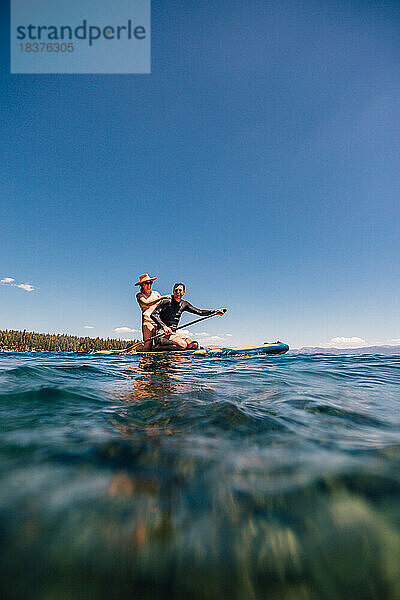 USA  Kalifornien  lächelndes Paar beim Paddeln auf dem Lake Tahoe