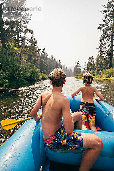 USA  Kalifornien  Jungen (8-9  12-13) beim Rafting auf dem Truckee River