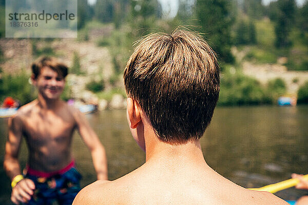 USA  Kalifornien  Jungen (12-13) beim Rafting auf dem Truckee River