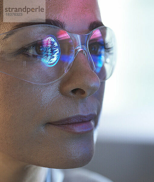 Wissenschaftler mit Brille blickt auf den Bildschirm