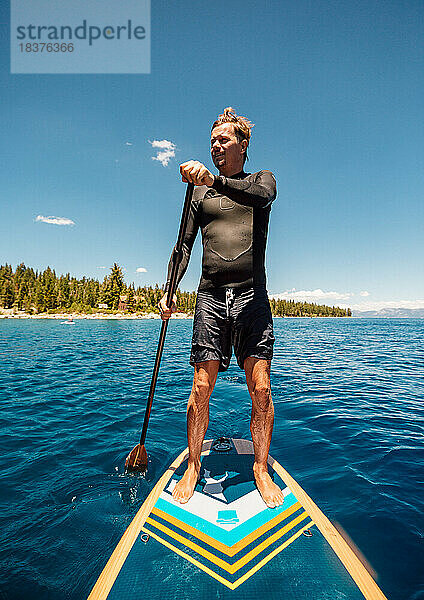 USA  Kalifornien  Mann beim Paddeln auf dem Lake Tahoe