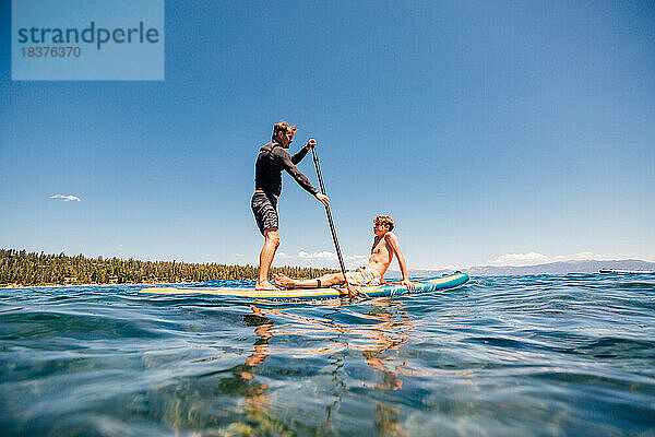 USA  Kalifornien  Vater und Sohn (12-13) beim Paddeln auf dem Lake Tahoe