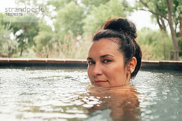 Porträt einer Frau im Schwimmbad im Kurort