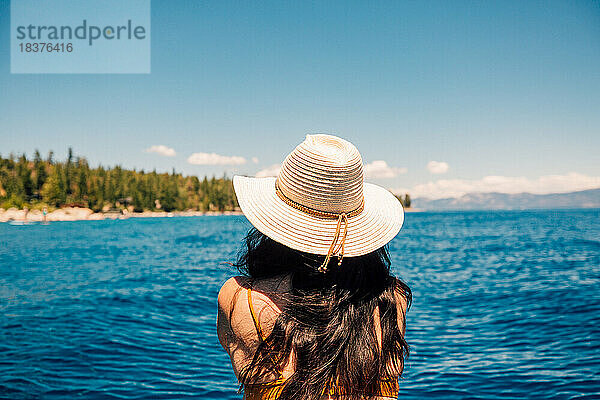 USA  Kalifornien  Rückansicht einer Frau mit Strohhut mit Blick auf Lake Tahoe