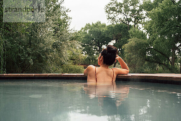 Frau entspannt sich im Schwimmbad im Kurort