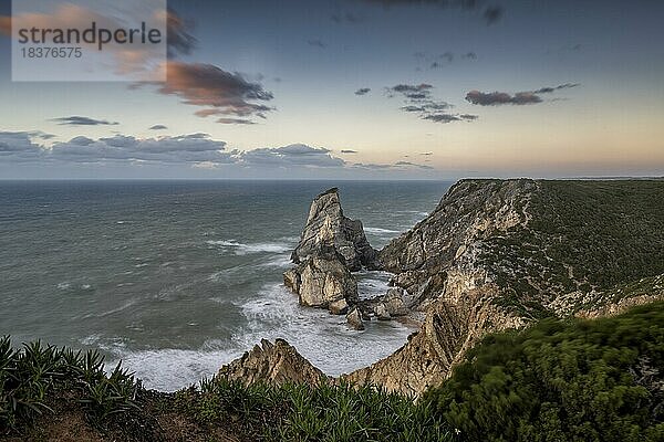 Sonnenuntergang an der Steilküste mit Felsen im Meer  Praia da Ursa  Ulgueira  Portugal  Europa