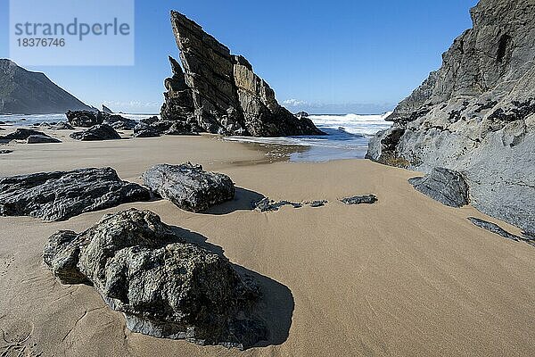 Felsige Küste und Sandstrand am Praia da Adraga  Colares  Portugal  Europa