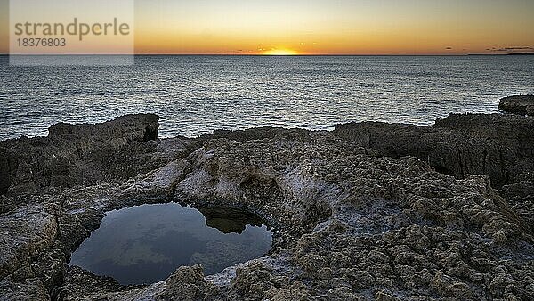 Sonnenuntergang am Praia do Evaristo  Felsen und Klippen an der Algarve  Portugal  Europa