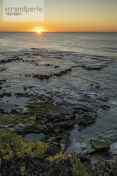 Sonnenuntergang an der Küste  Praia do Porto Barril  Charneca  Portugal  Europa