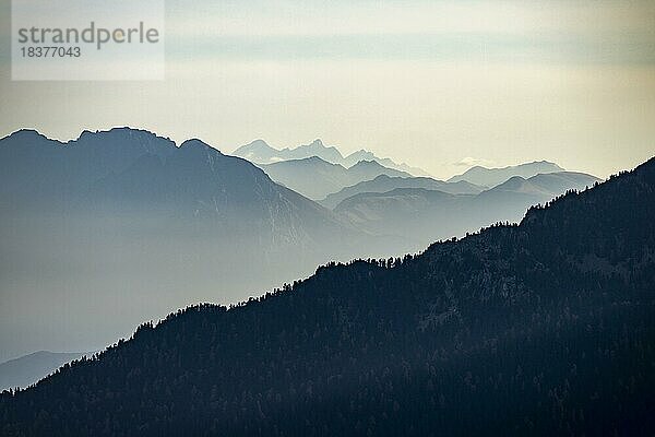 Südtiroler Berge im Morgenlicht  Meran  Martelltal  Vinschgau  Südtirol  Italien  Europa