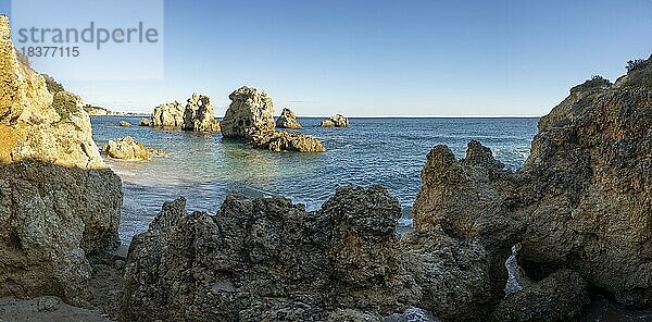 Praia dos Arrifes  Felsen und Meer an der Algarve  Portugal  Europa