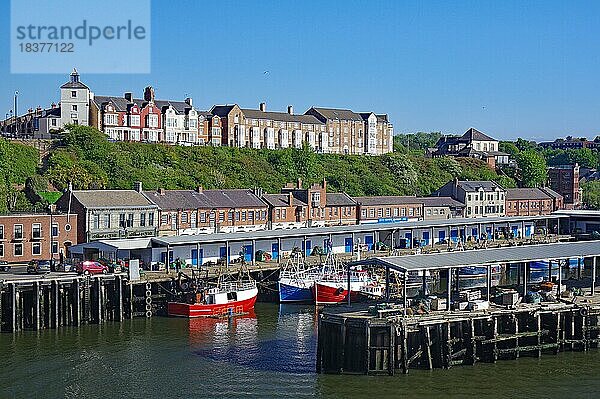 Fischmarkt und kleine Fischerboote  Wohnhäuser und Lager am Fluss Tyne  Tynemouth  England  Großbritannien  Europa