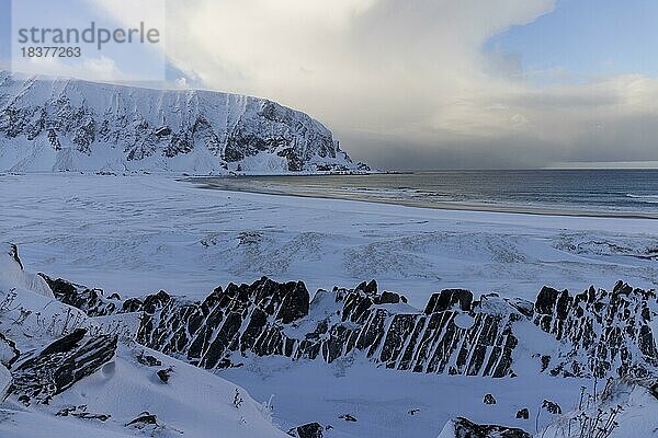 Berge und Strand nahe Kongsfjord  Winter  Schnee  Varangerhalbinsel  Finnmark  Nordnorwegen  Norwegen  Europa