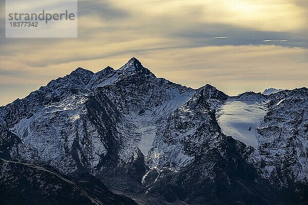 Südtiroler Berge im Morgenlicht  Martelltal  Meran  Vinschgau  Südtirol  Italien  Europa