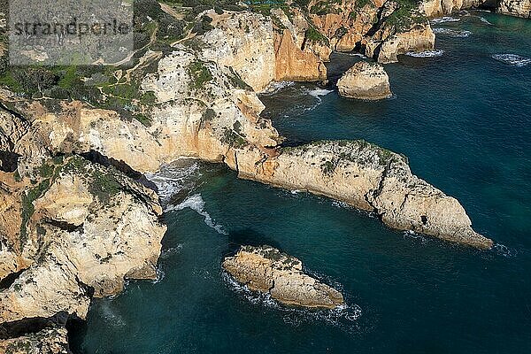 Luftaufnahme  Praia João de Arens  Felsen und Klippen  Steilküste an der Algarve  Portugal  Europa