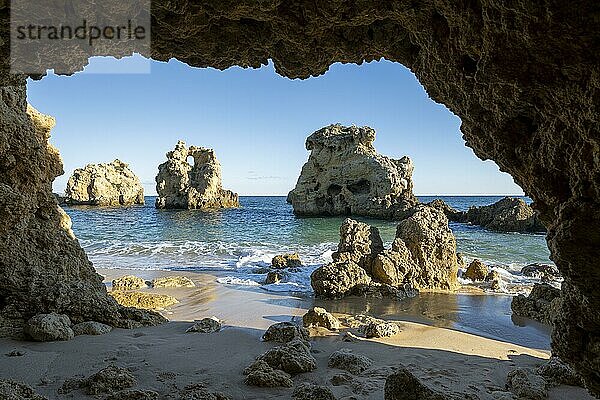 Höhle am Praia dos Arrifes  Felsen und Meer an der Algarve  Portugal  Europa