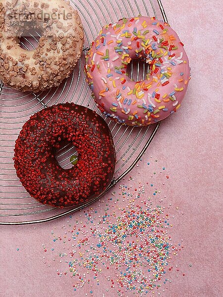 Verschiedene Donuts mit Zuckerglasur