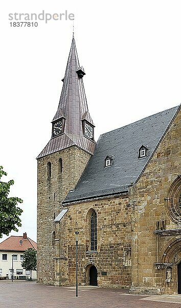 Evangelische Stadtkirche im Ortskern von Westerkappeln. Die Kirche geht auf einen Vorgängerbau aus dem 12. Jahrhundert zurück  sie wurde in ihrer heutigen Form 1509 fertiggestellt