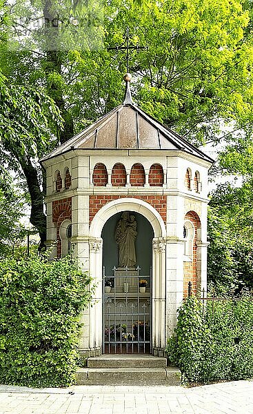 Kapelle mit Heiligenfigur  Neuenkirchen  Münsterland  Nordrhein-Westfalen  Deutschland  Europa
