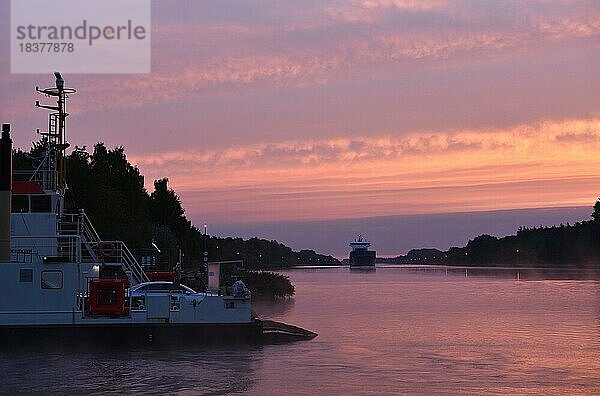 Fähre bei Sonnenaufgang im Nord-Ostsee-Kanal  Schleswig-Holstein  Deutschland  Europa