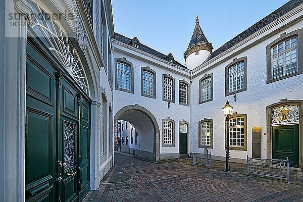 Torbogenhaus mit Begas Haus  Museum für Kunst und Regionalgeschichte  Heinsberg  Niederrhein  Nordrhein-Westfalen  Deutschland  Europa