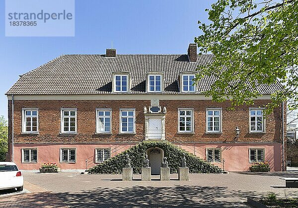 Alte fürstbischöfliche Burg  später Amtshaus  heute mit Erweiterungsbauten Vredener Rathaus  Vreden  Münsterland  Nordrhein-Westfalen  Deutschland  Europa