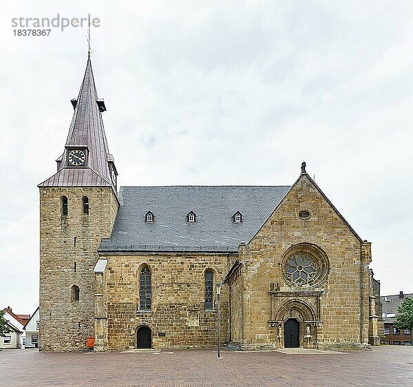 Evangelische Stadtkirche im Ortskern von Westerkappeln. Die Kirche geht auf einen Vorgängerbau aus dem 12. Jahrhundert zurück  sie wurde in ihrer heutigen Form 1509 fertiggestellt